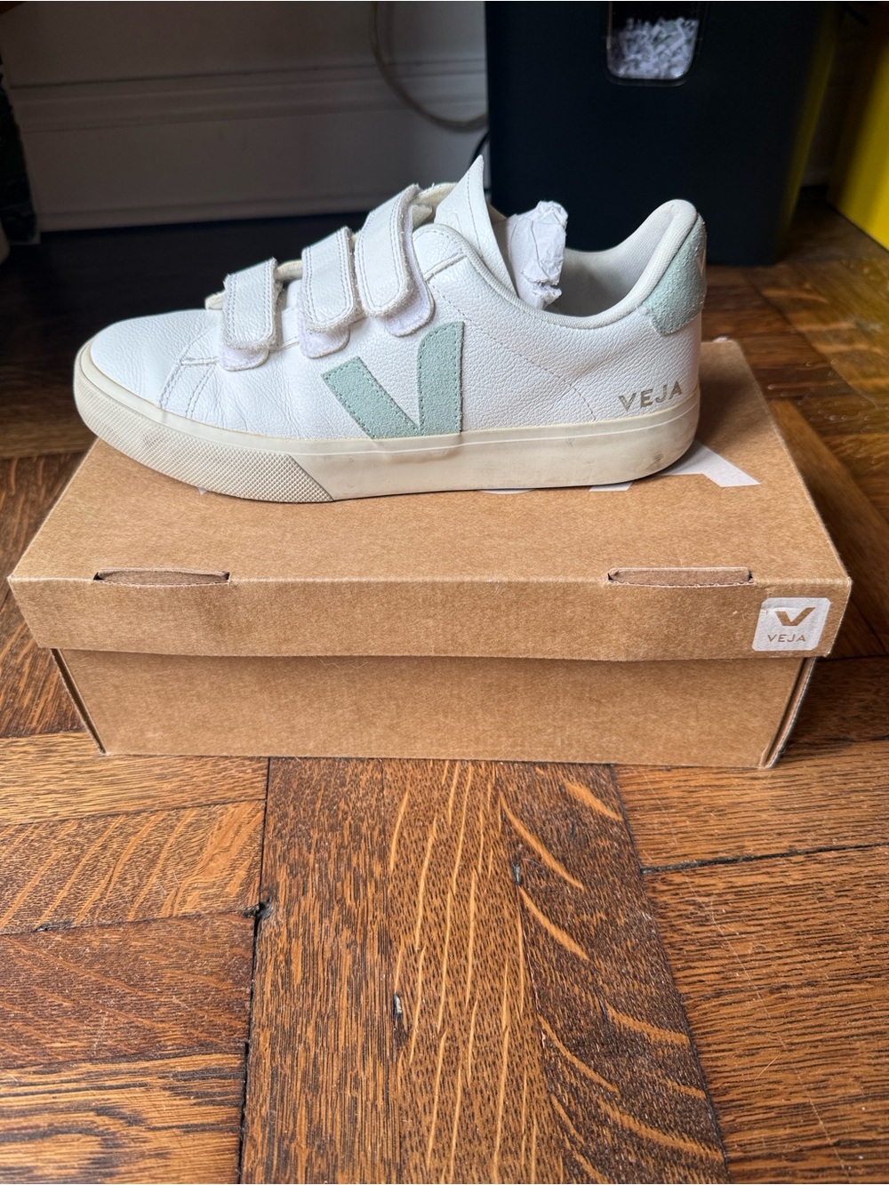 Veja sneakers with light green accents
